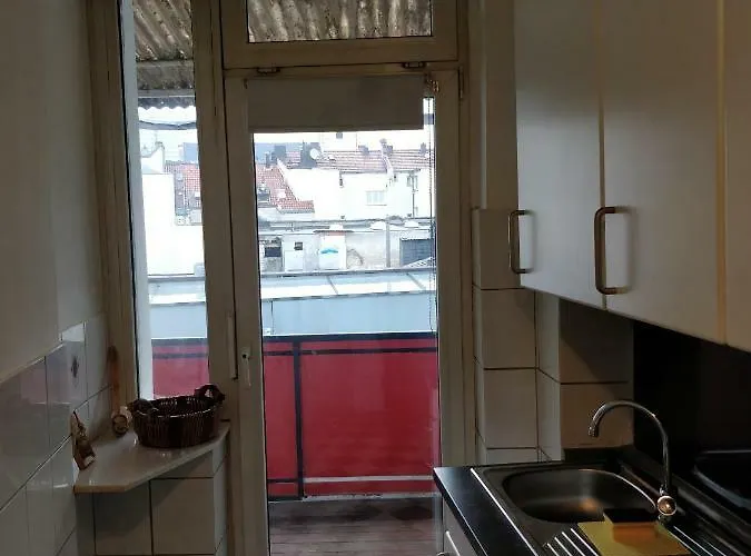 Avi Burgplatz * دوسلدورف